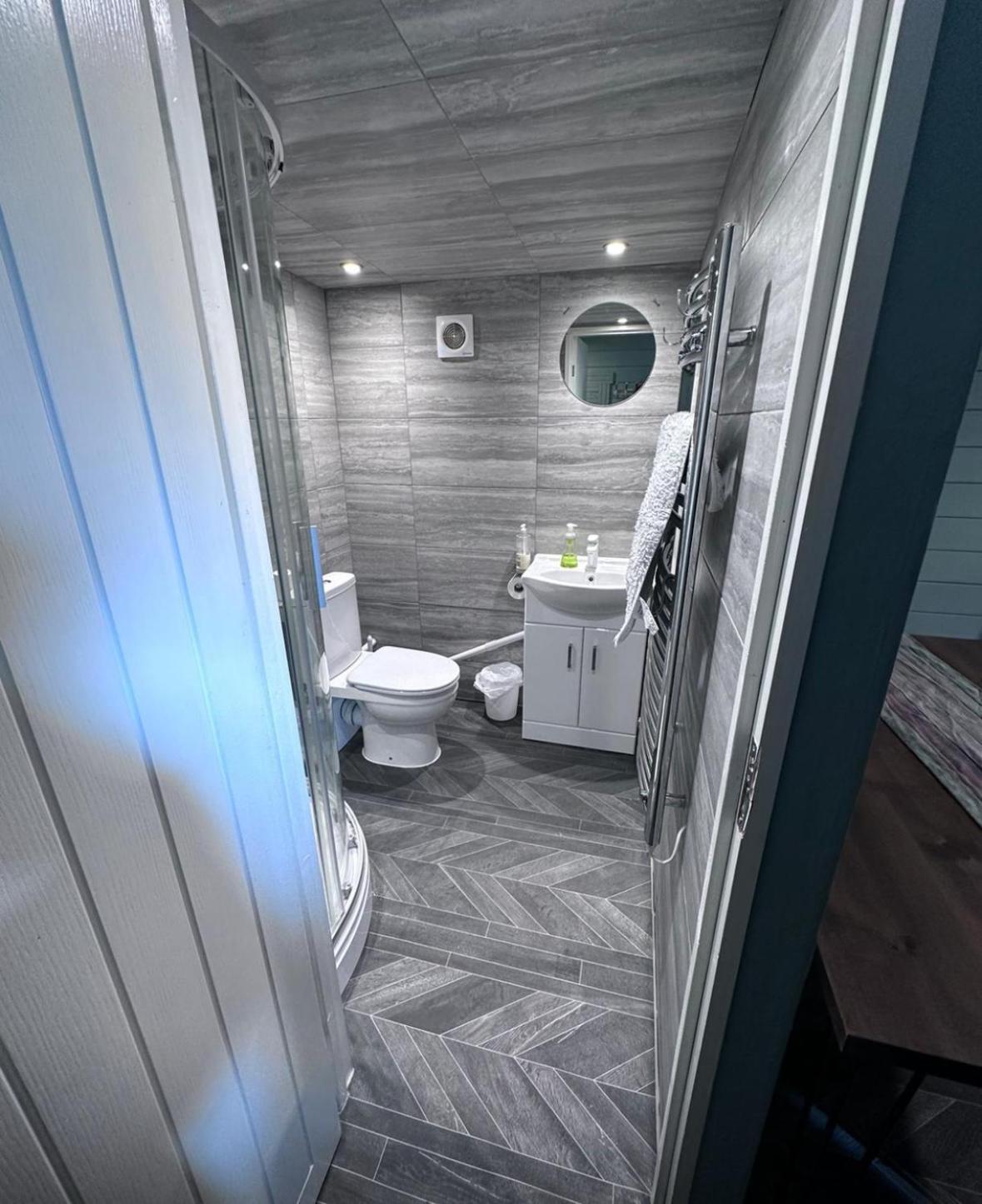 Cozy Cabin Independent Ensuite Guildford Extérieur photo